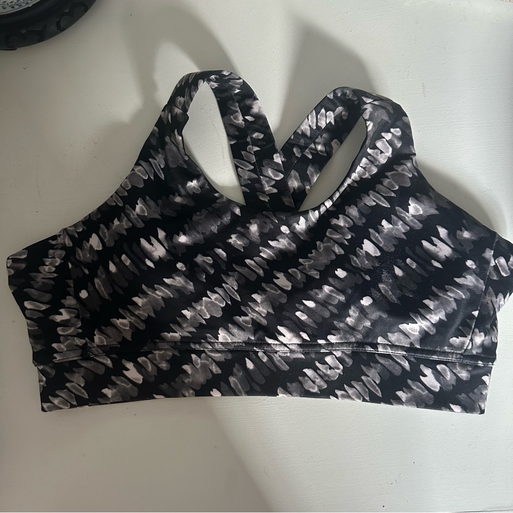 BOXERCRAFT - b/w sports bra w/ criss cross wider straps, wider bottom band